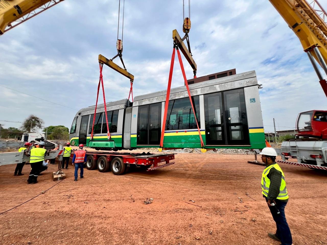 Trens do VLT de Salvador e RMS começam a ser transportados para procedimentos na fábrica em São Paulo